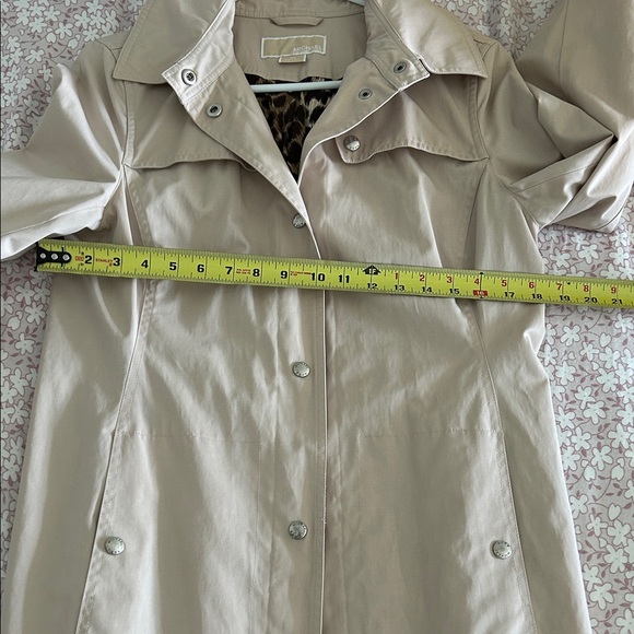 Michael Kors Tan Raincoat Trench Coat with Leopard Lining and Removable Hood - Picture 14 of 16